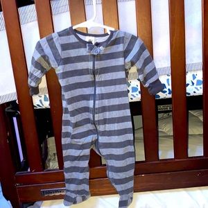 Size 3-6 months zip up pajamas